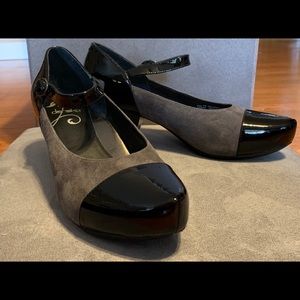 Dansko Mary Jane Heel/ black gray suede